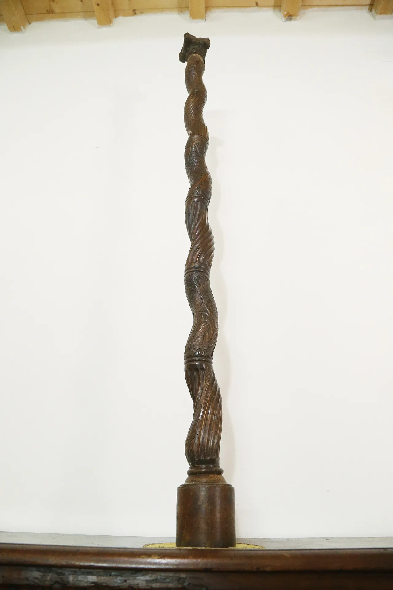 Solomonic twisted column carved in wood, 18th century 15