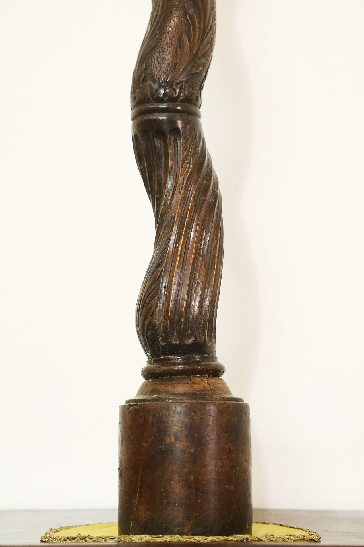 Solomonic twisted column carved in wood, 18th century 17