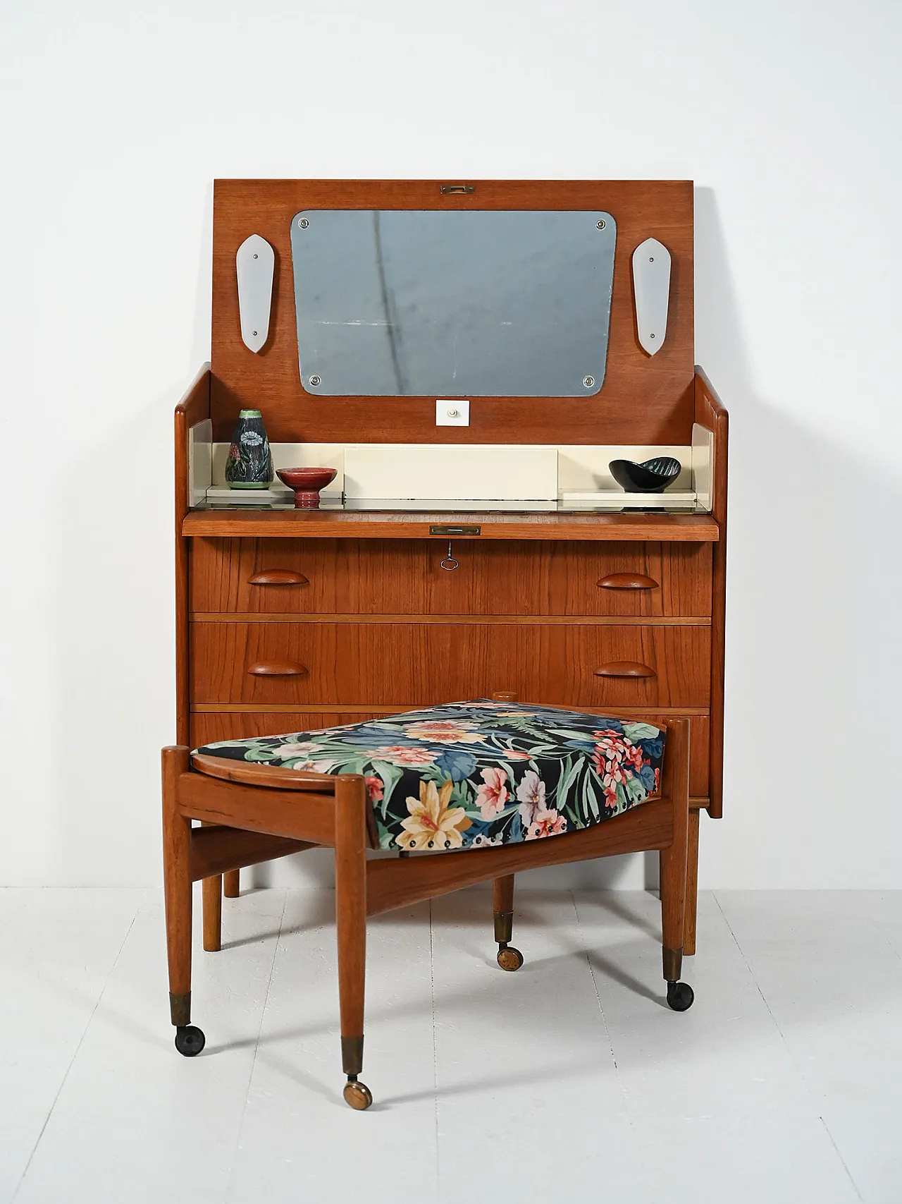 Dressing table with Scandinavian teak chest of drawers from the 1950s/60s 3