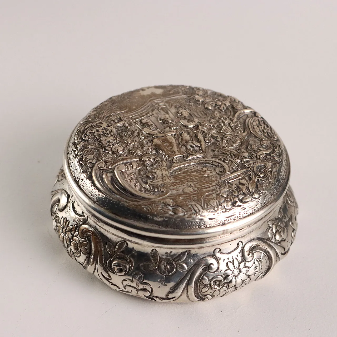 Embossed and chiseled silver box with decoration, 20th century 1