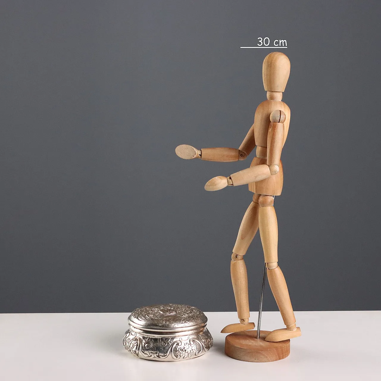 Embossed and chiseled silver box with decoration, 20th century 2