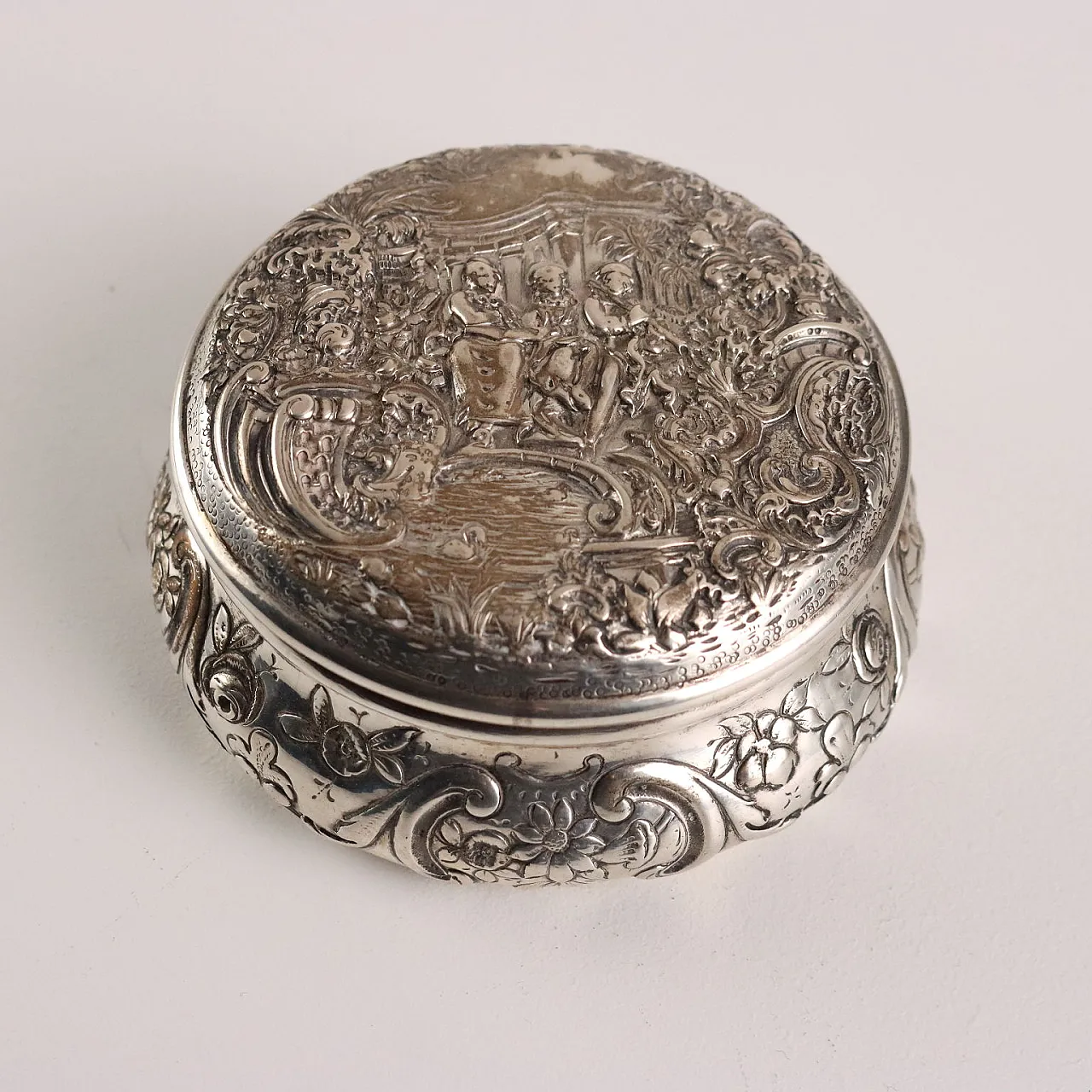 Embossed and chiseled silver box with decoration, 20th century 3