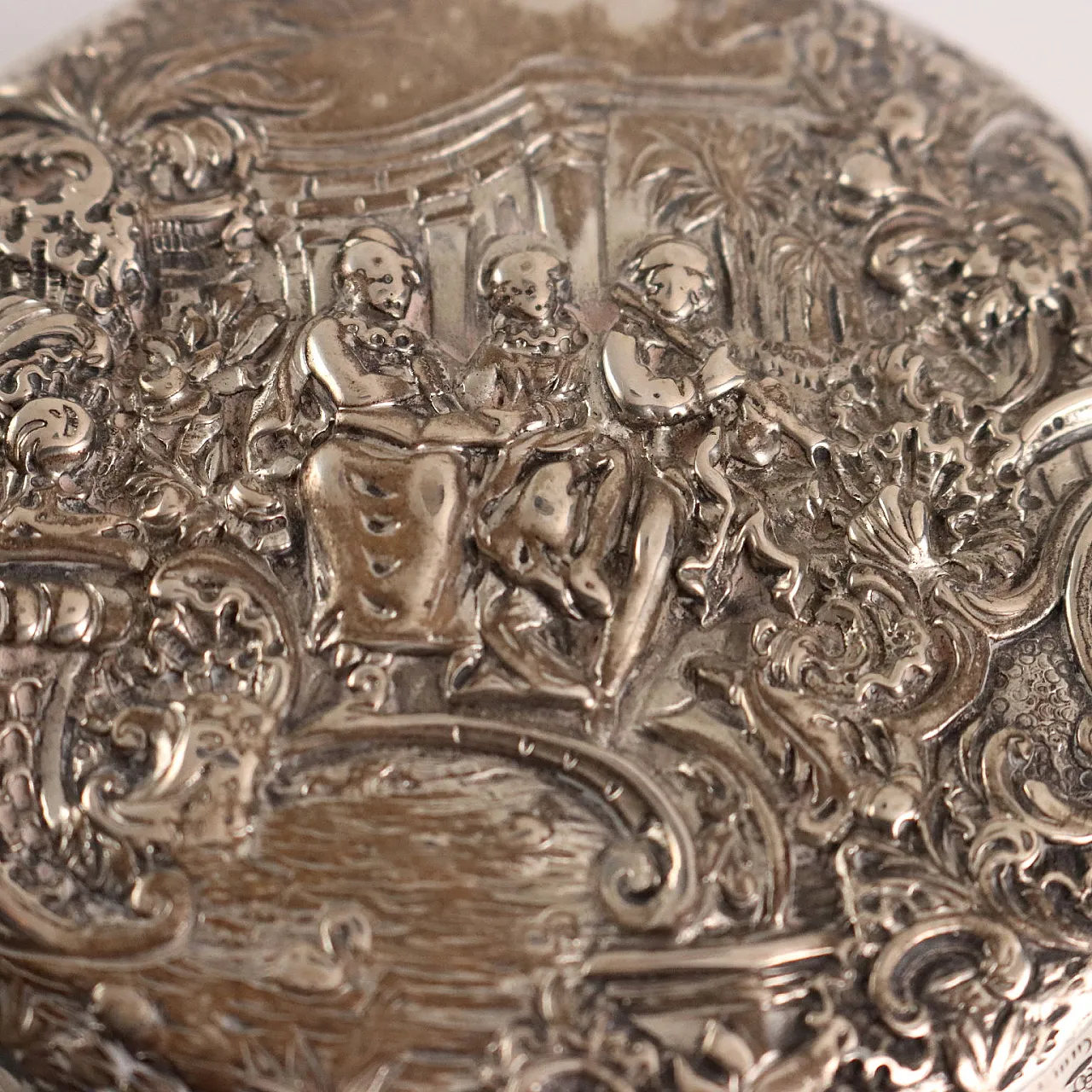 Embossed and chiseled silver box with decoration, 20th century 4