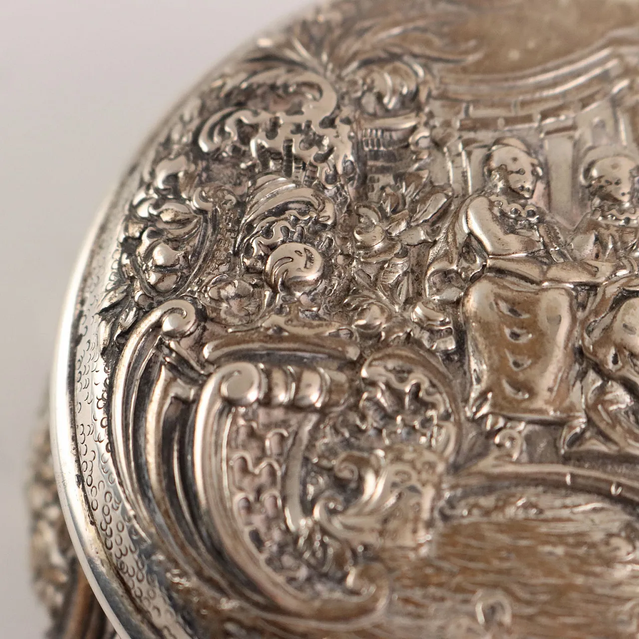 Embossed and chiseled silver box with decoration, 20th century 5