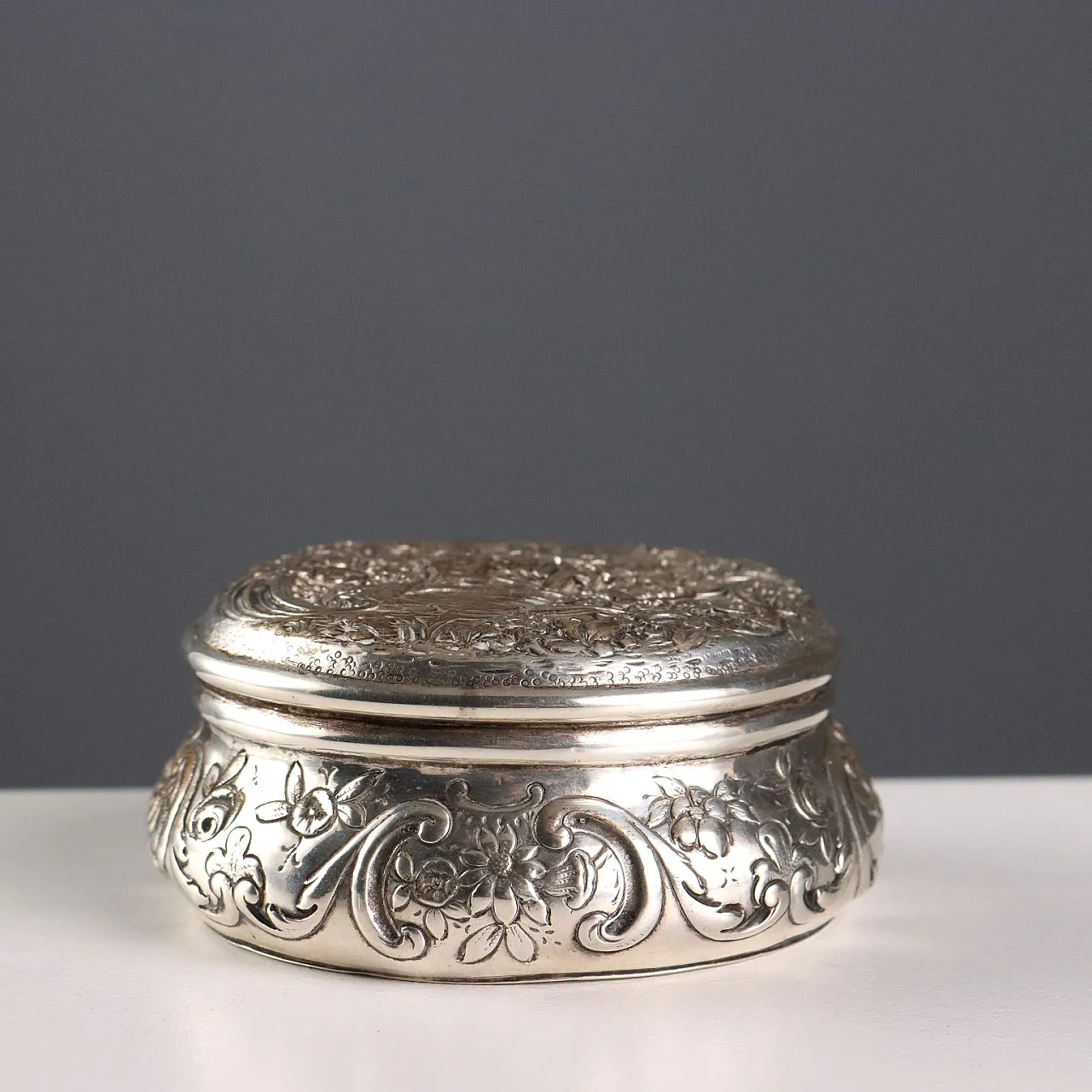 Embossed and chiseled silver box with decoration, 20th century 6