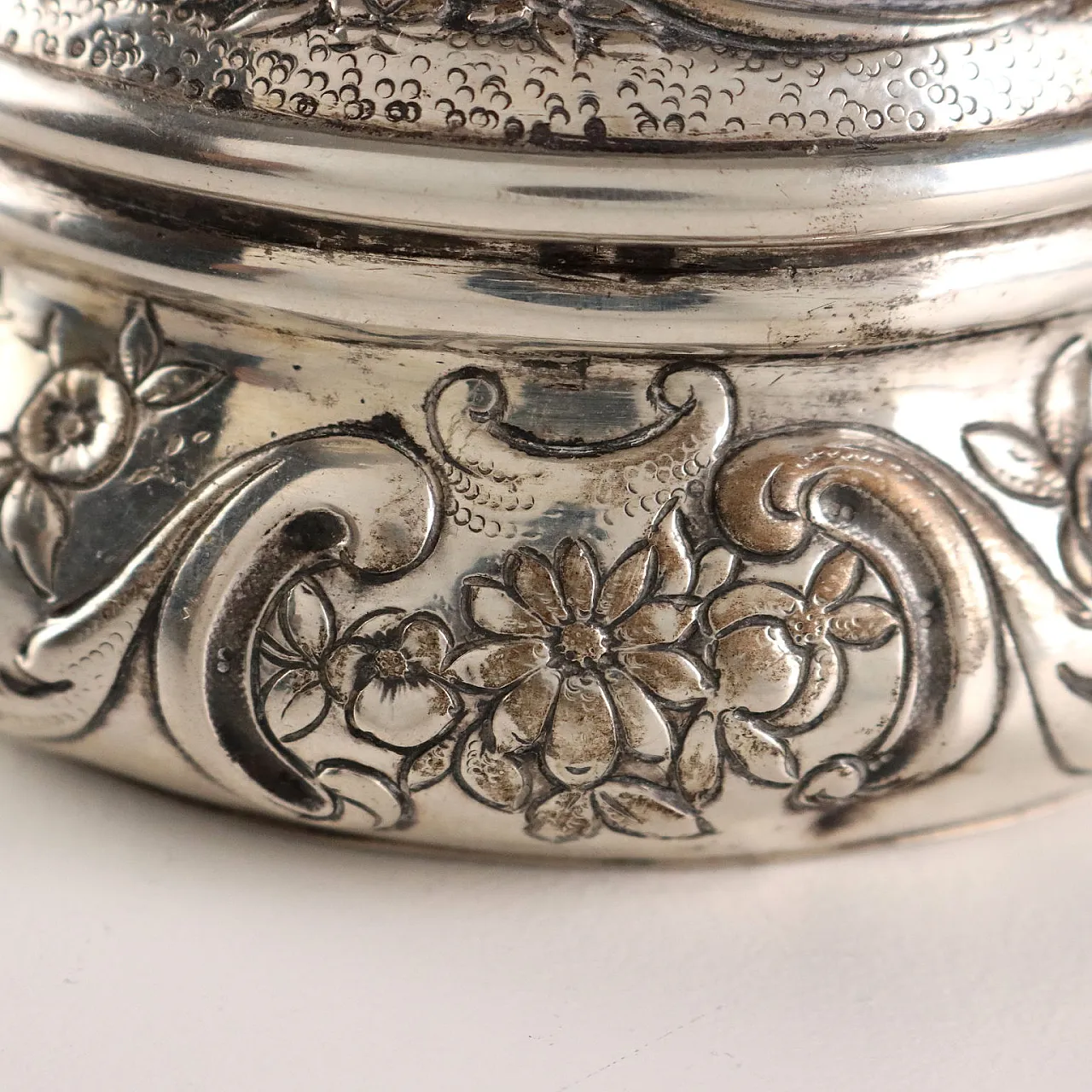 Embossed and chiseled silver box with decoration, 20th century 7