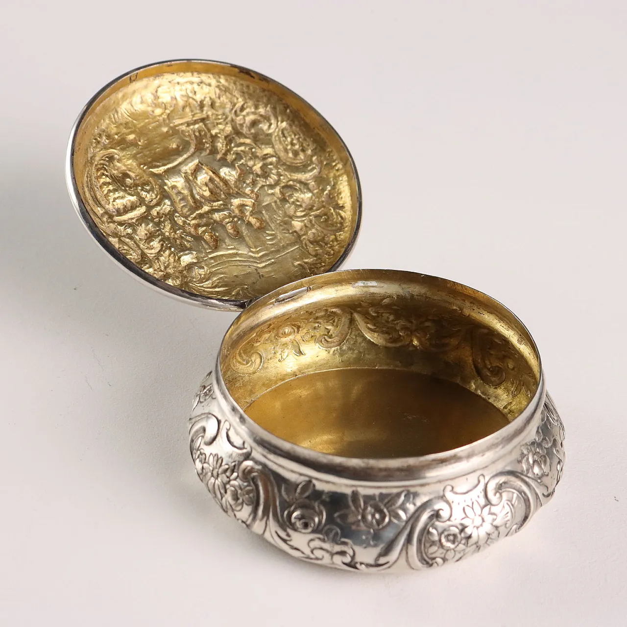 Embossed and chiseled silver box with decoration, 20th century 8