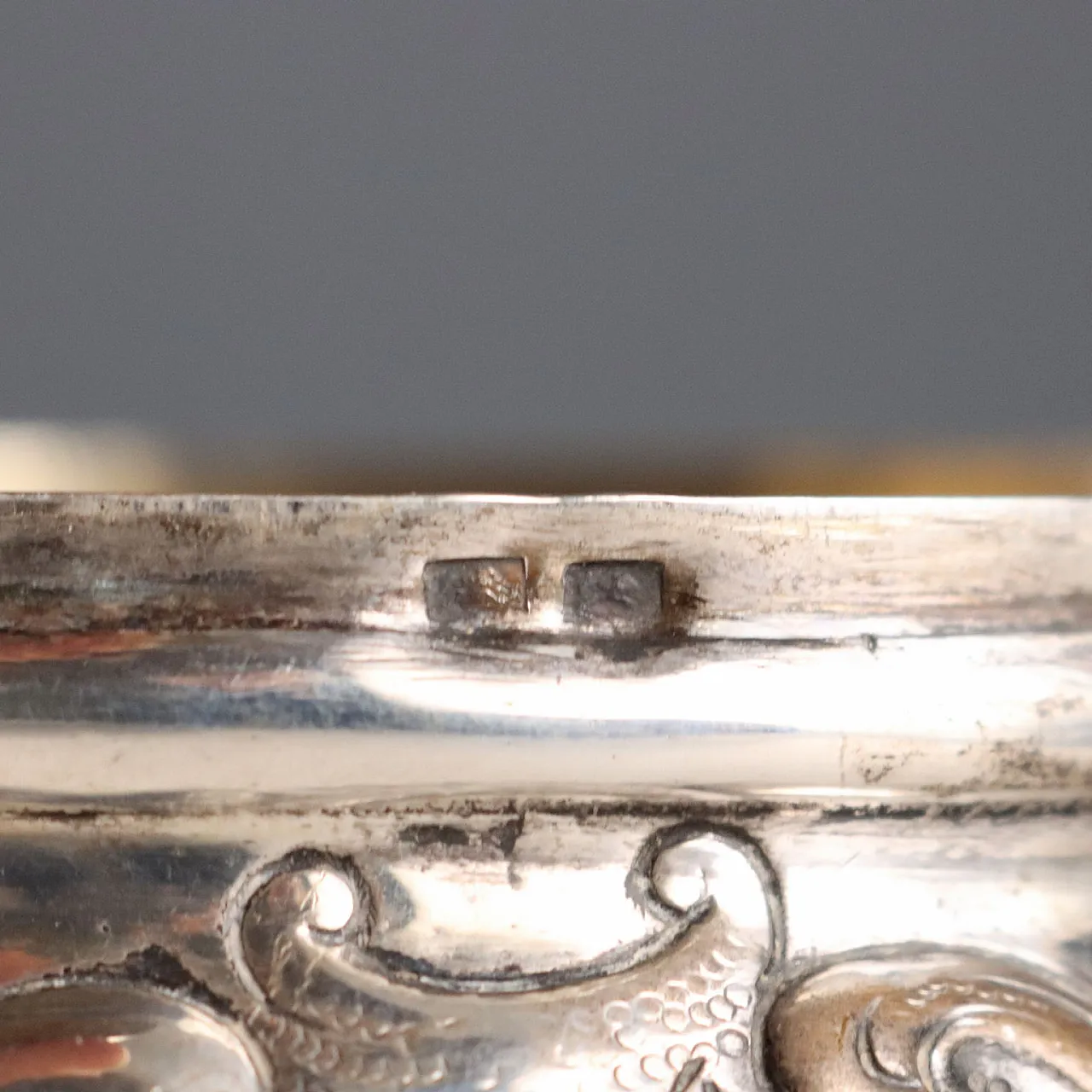 Embossed and chiseled silver box with decoration, 20th century 9