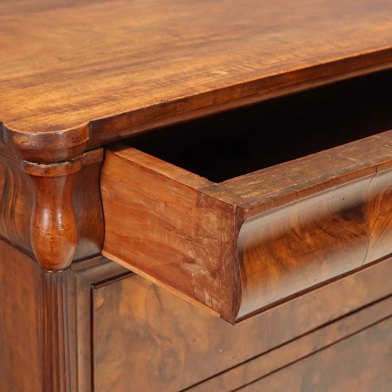 Luigi Filippo chest of drawers in walnut and walnut burl, 19th century 4