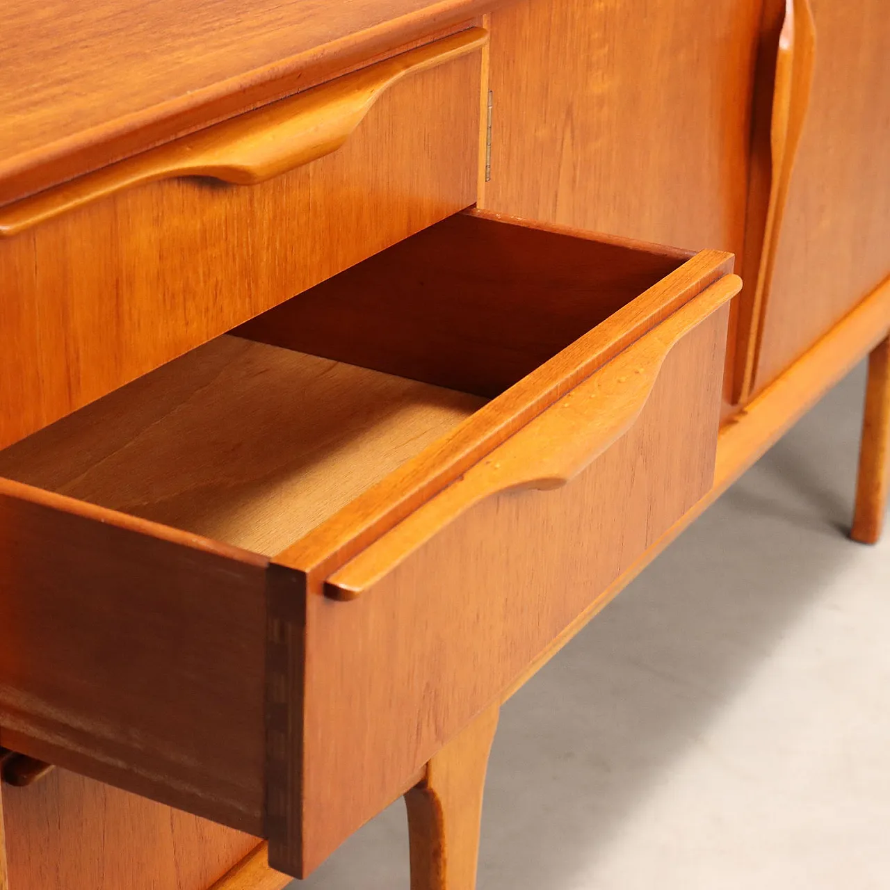 Credenza impiallacciata in teak, '900 7
