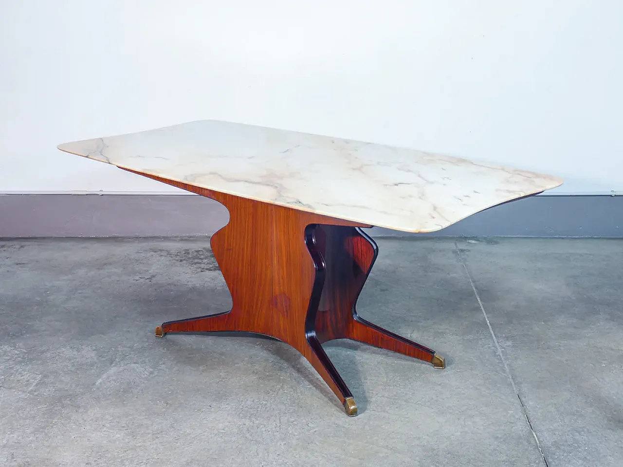 Osvaldo Borsani's table in veneered wood and marble, 1950s 4