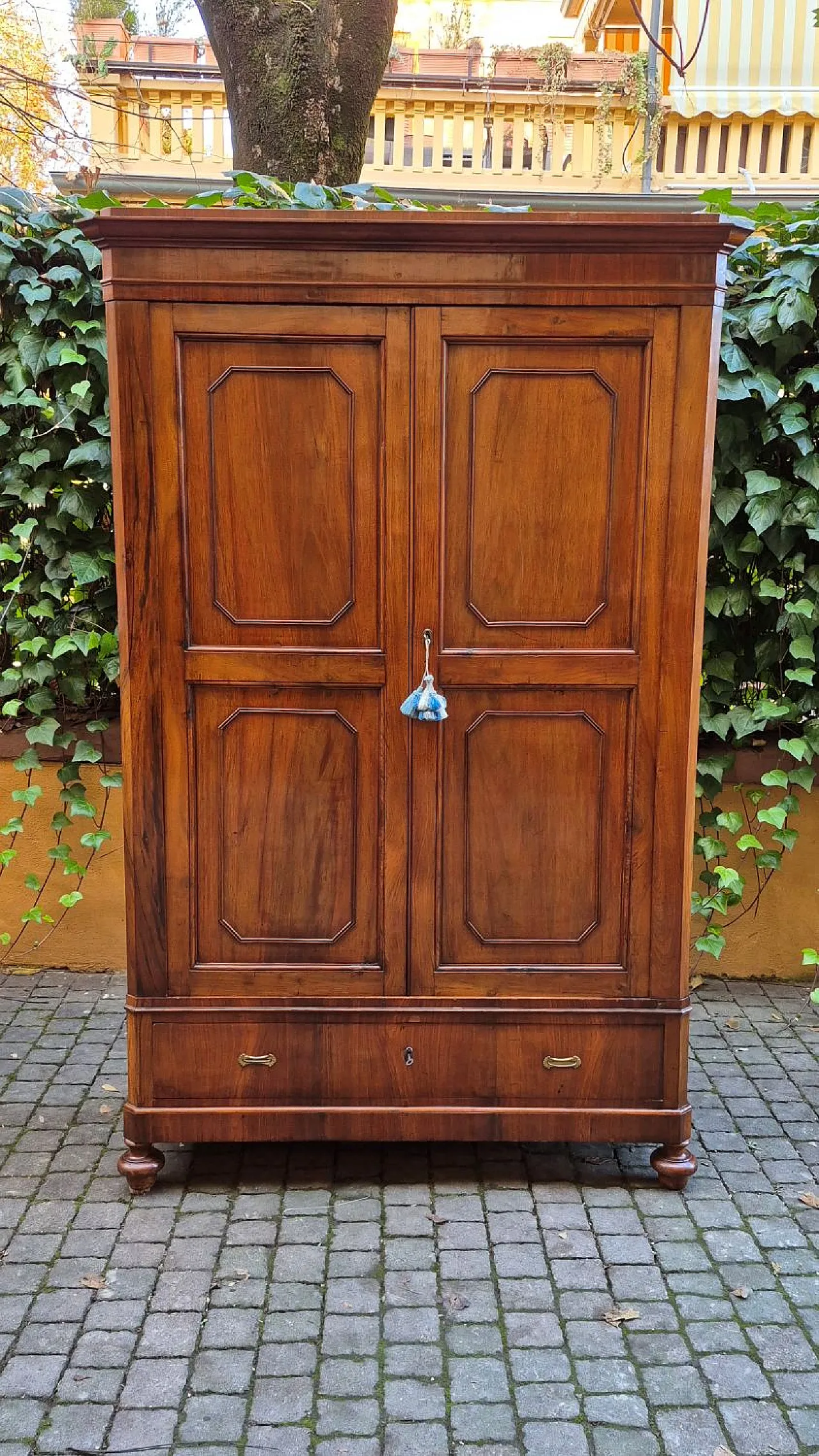 Armadio emiliano lastronato in noce, '800 1