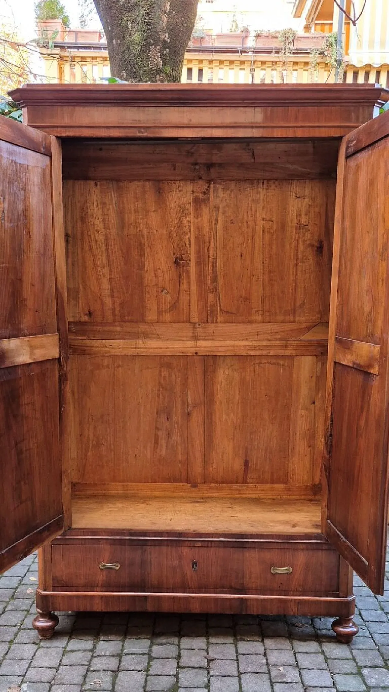 Armadio emiliano lastronato in noce, '800 3