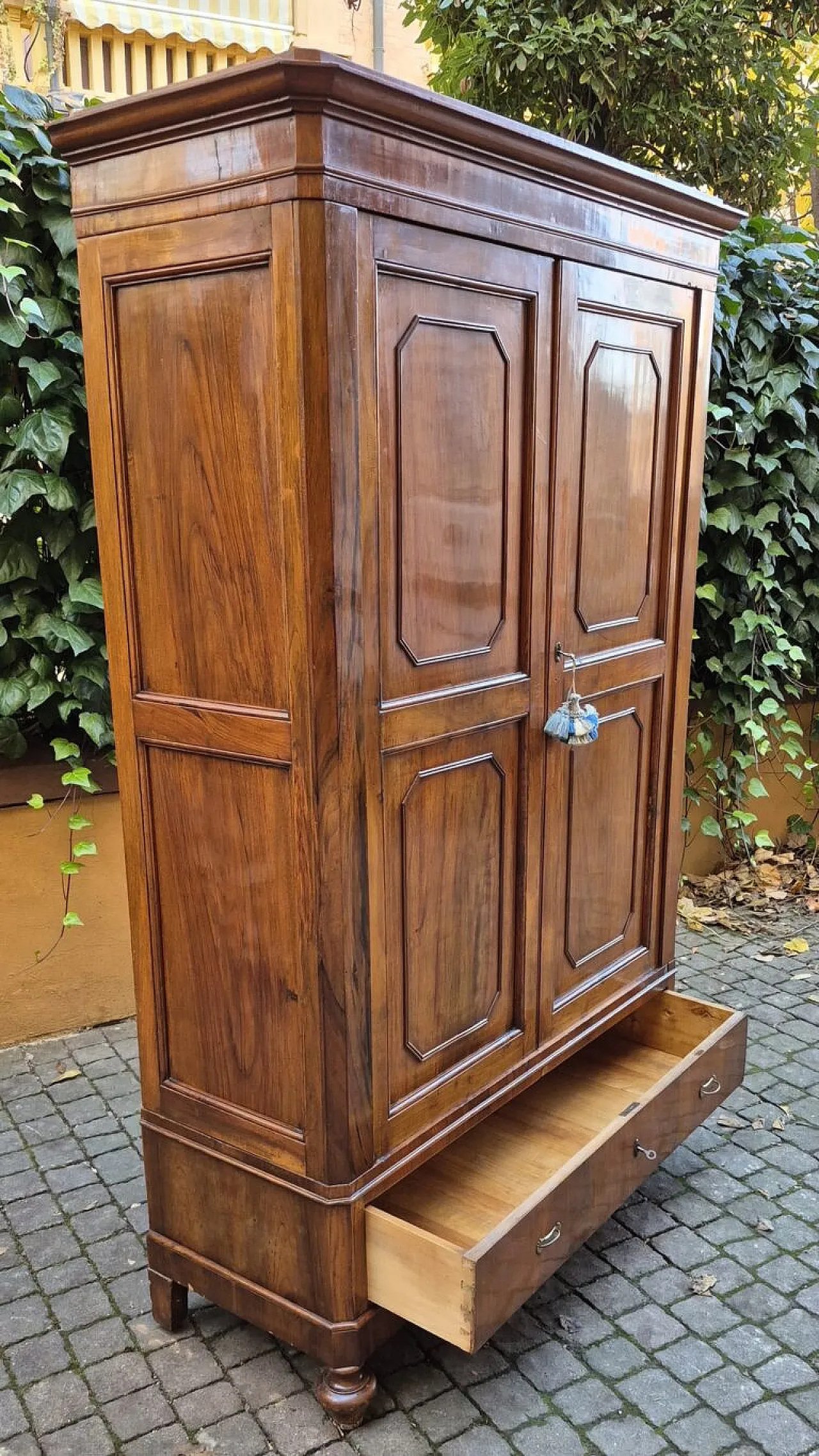 Armadio emiliano lastronato in noce, '800 4