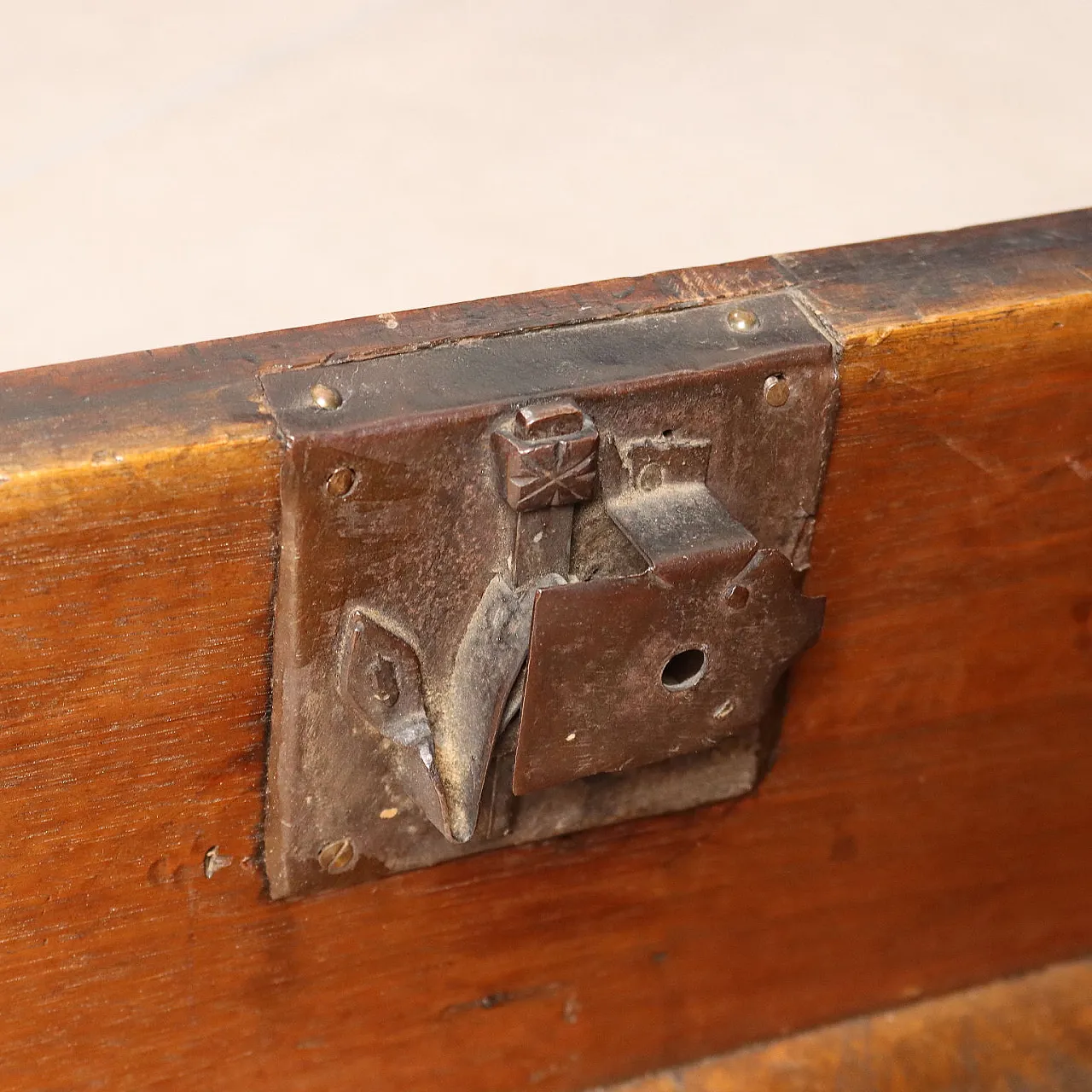 Cassettone barocco in noce, primo '700 6
