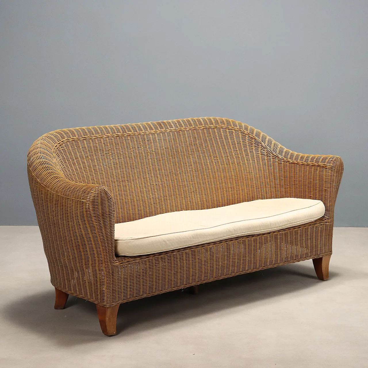 Divano in vimini con cuscino bianco, '900 1