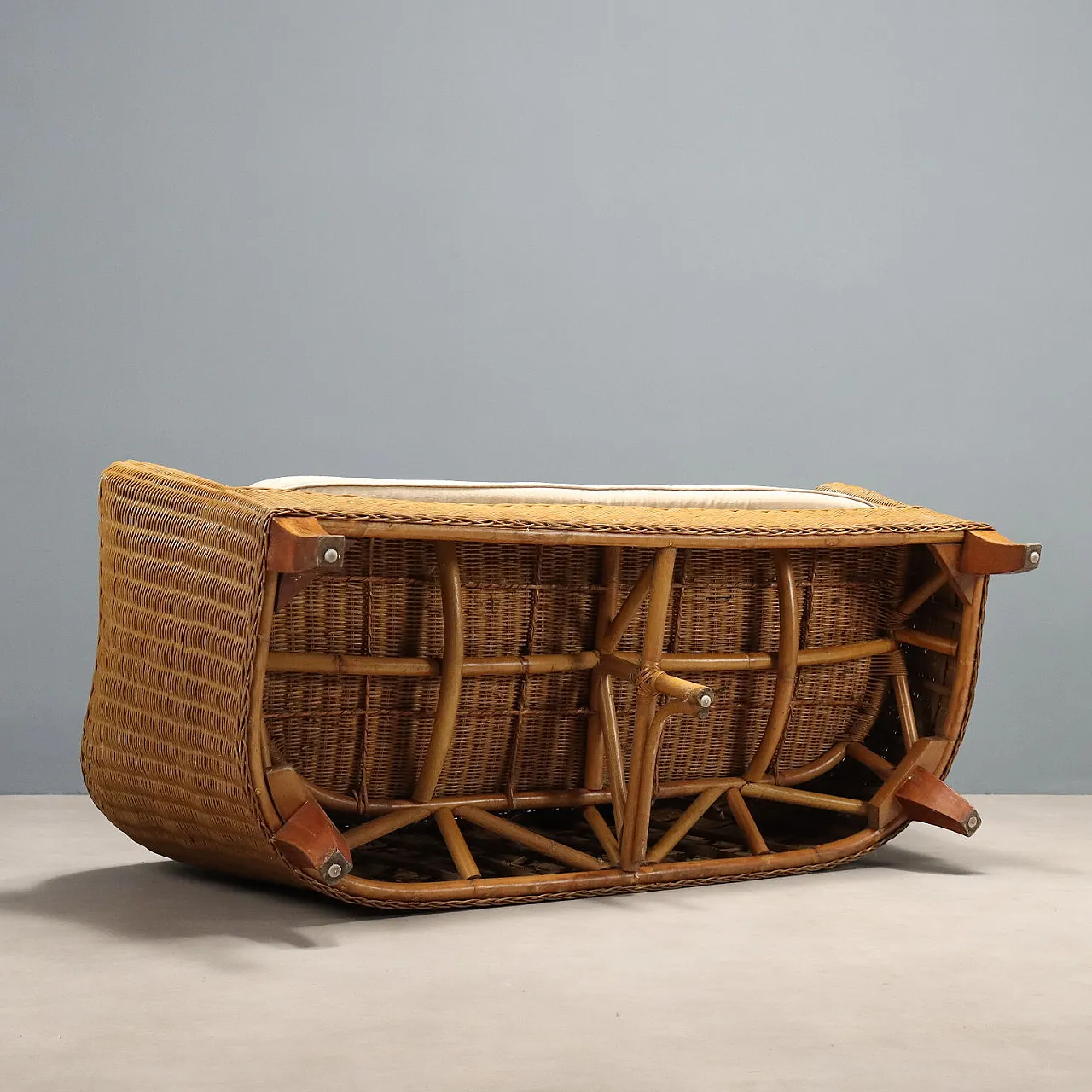 Divano in vimini con cuscino bianco, '900 9