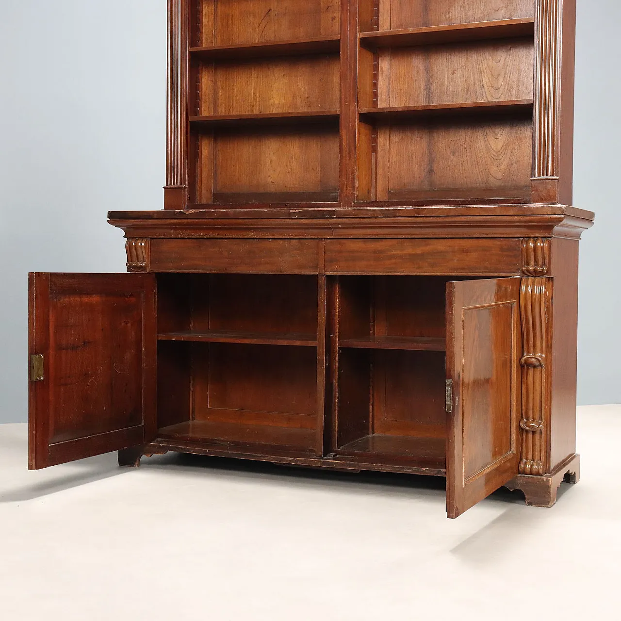 Victorian bookcase in mahogany with carvings, 19th century 4