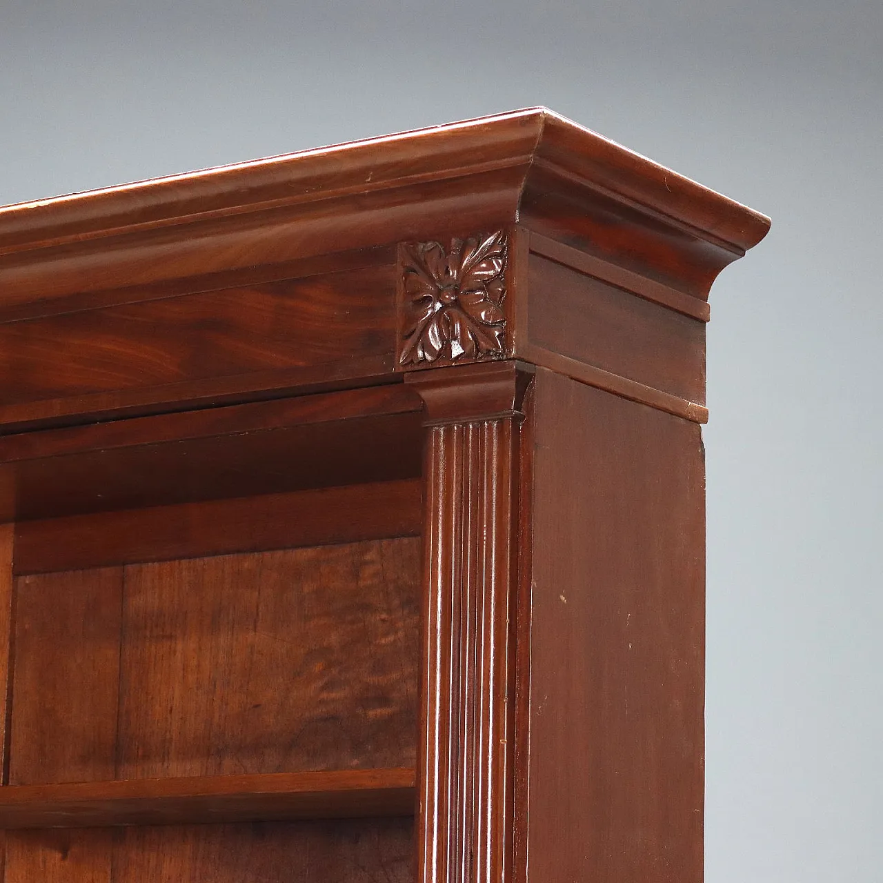 Victorian bookcase in mahogany with carvings, 19th century 5