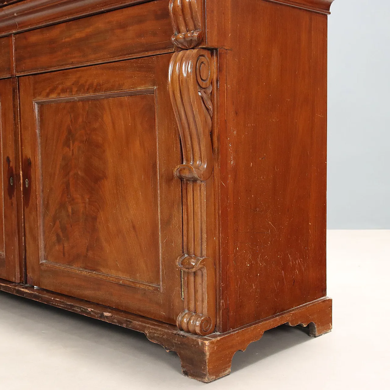 Victorian bookcase in mahogany with carvings, 19th century 9