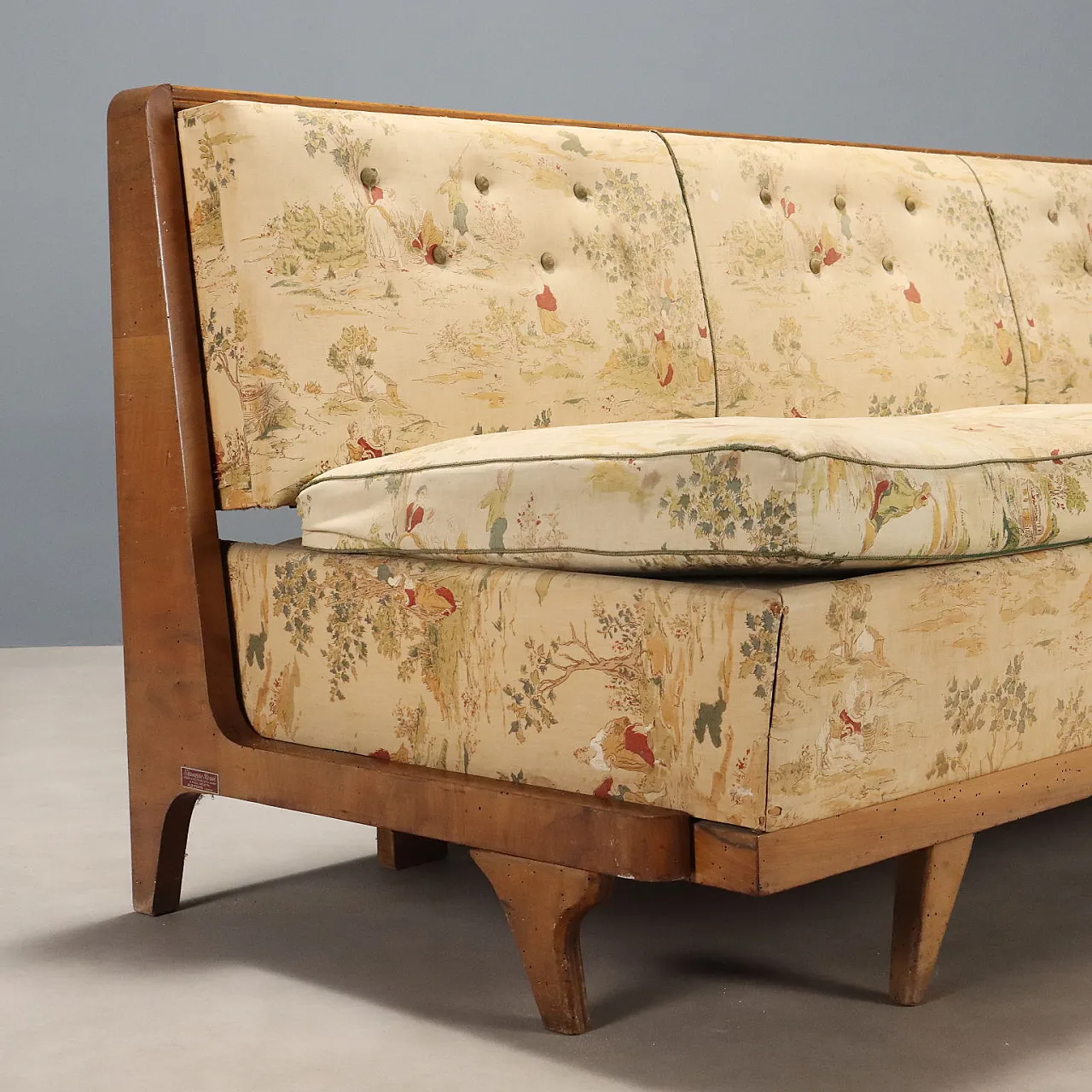 Divano letto in noce e tessuto con portariviste laterale, metà '900 4