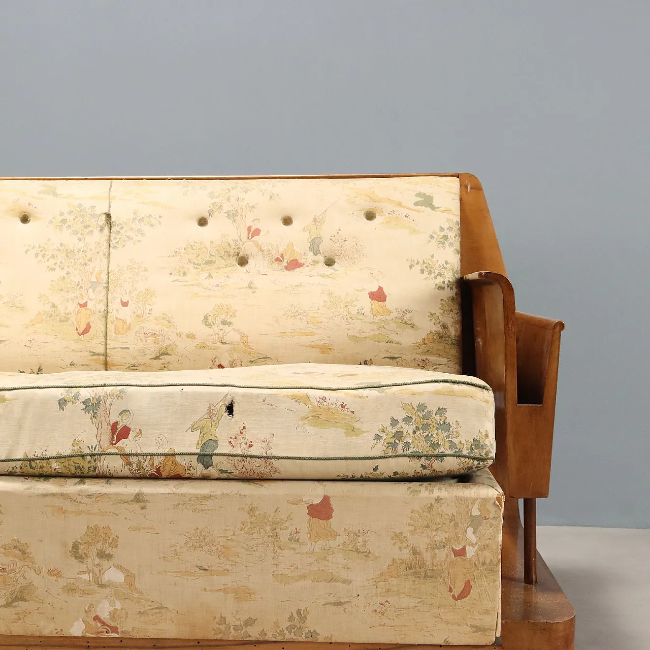 Divano letto in noce e tessuto con portariviste laterale, metà '900 6