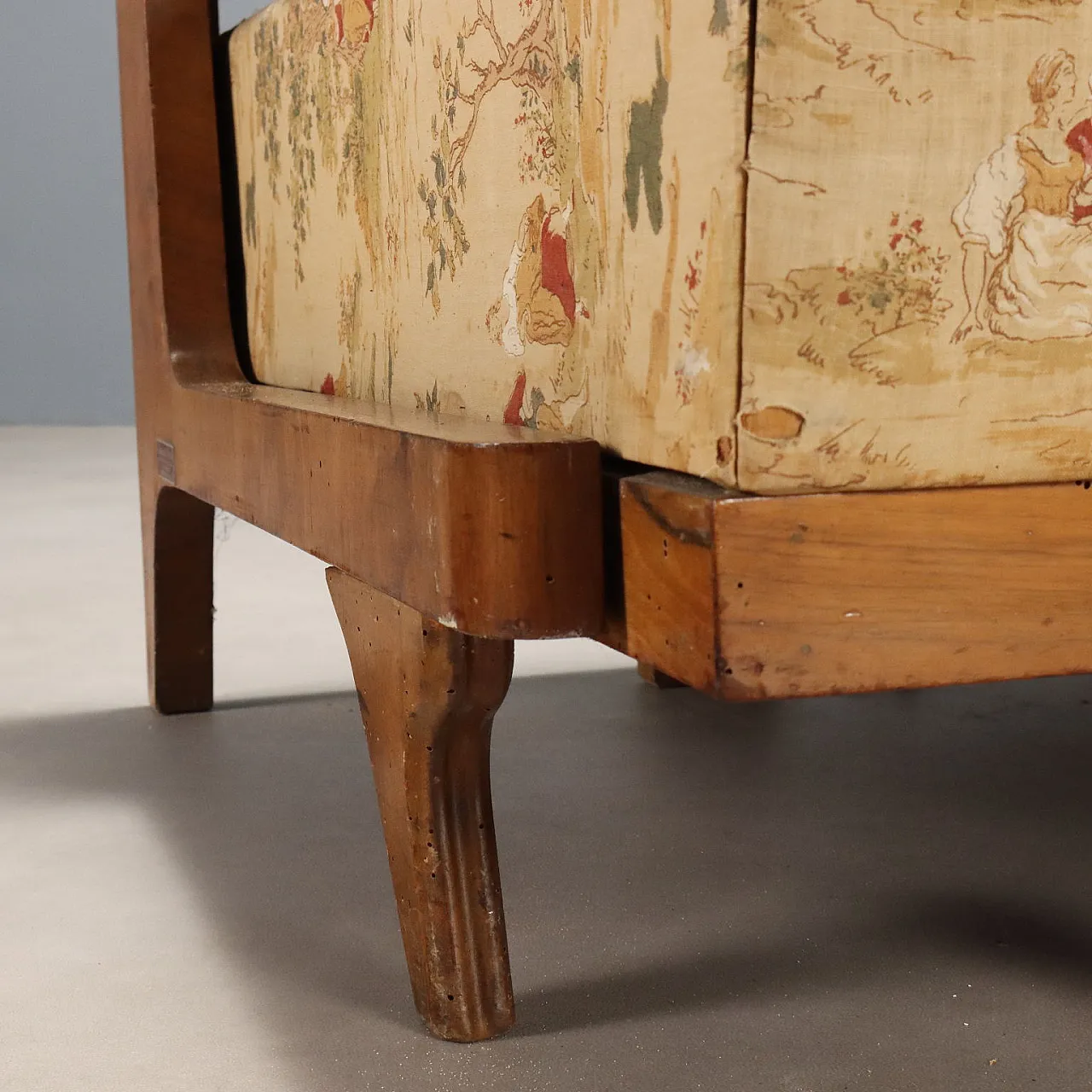 Divano letto in noce e tessuto con portariviste laterale, metà '900 7