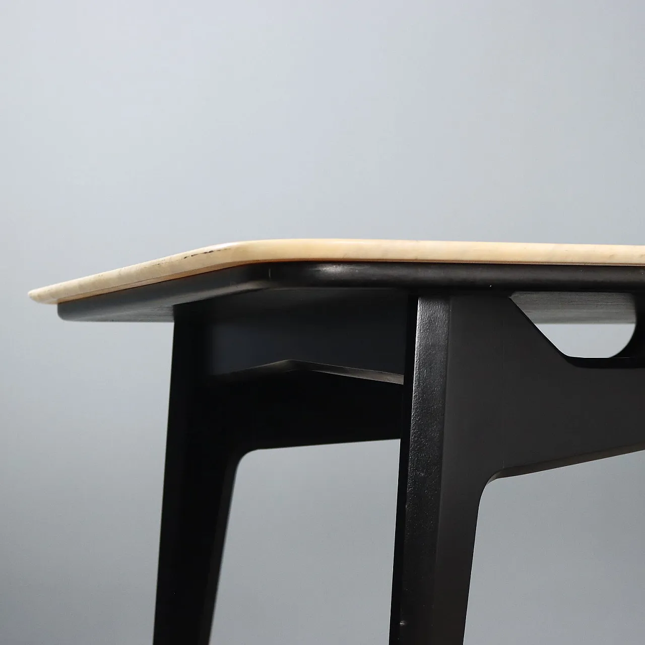 Tavolo da pranzo con piano in marmo e gambe in faggio, '900 5