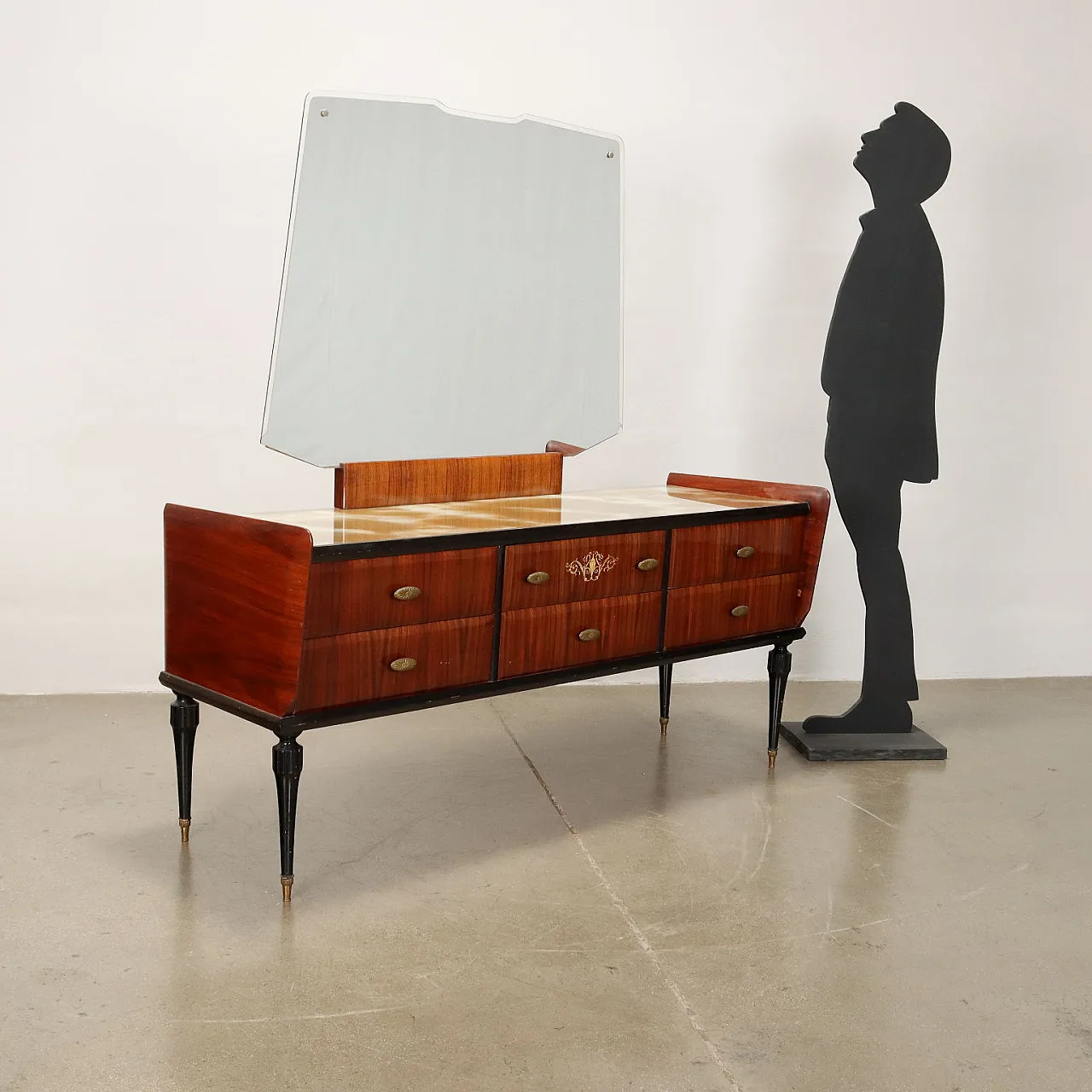 Comò in legno esotico impiallacciato con piano in vetro e specchio, anni '50 3