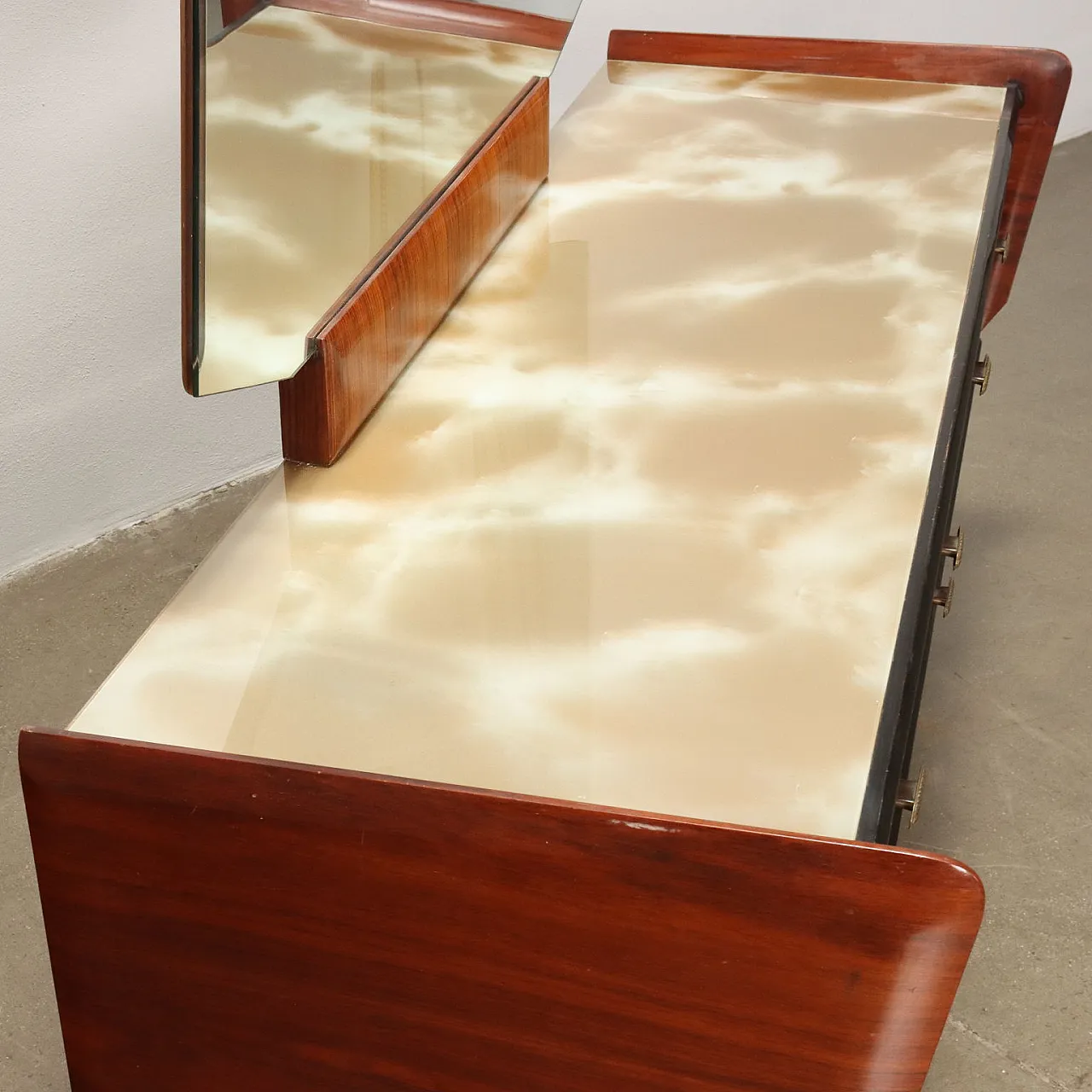 Comò in legno esotico impiallacciato con piano in vetro e specchio, anni '50 4