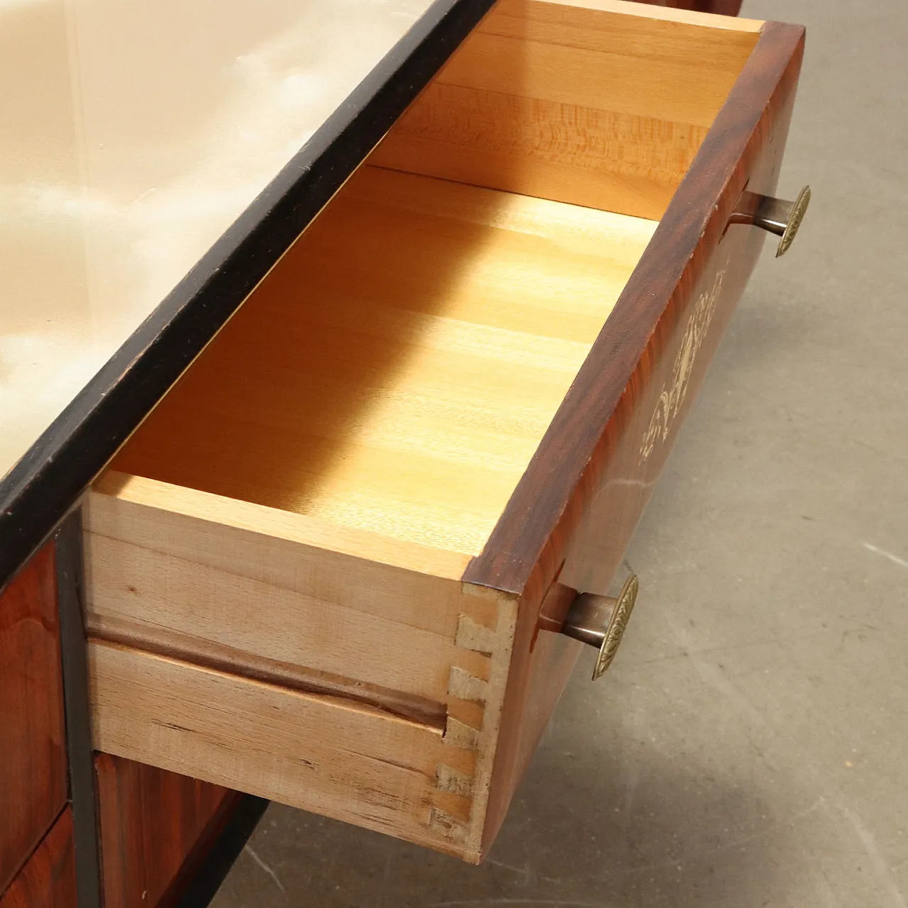 Comò in legno esotico impiallacciato con piano in vetro e specchio, anni '50 5