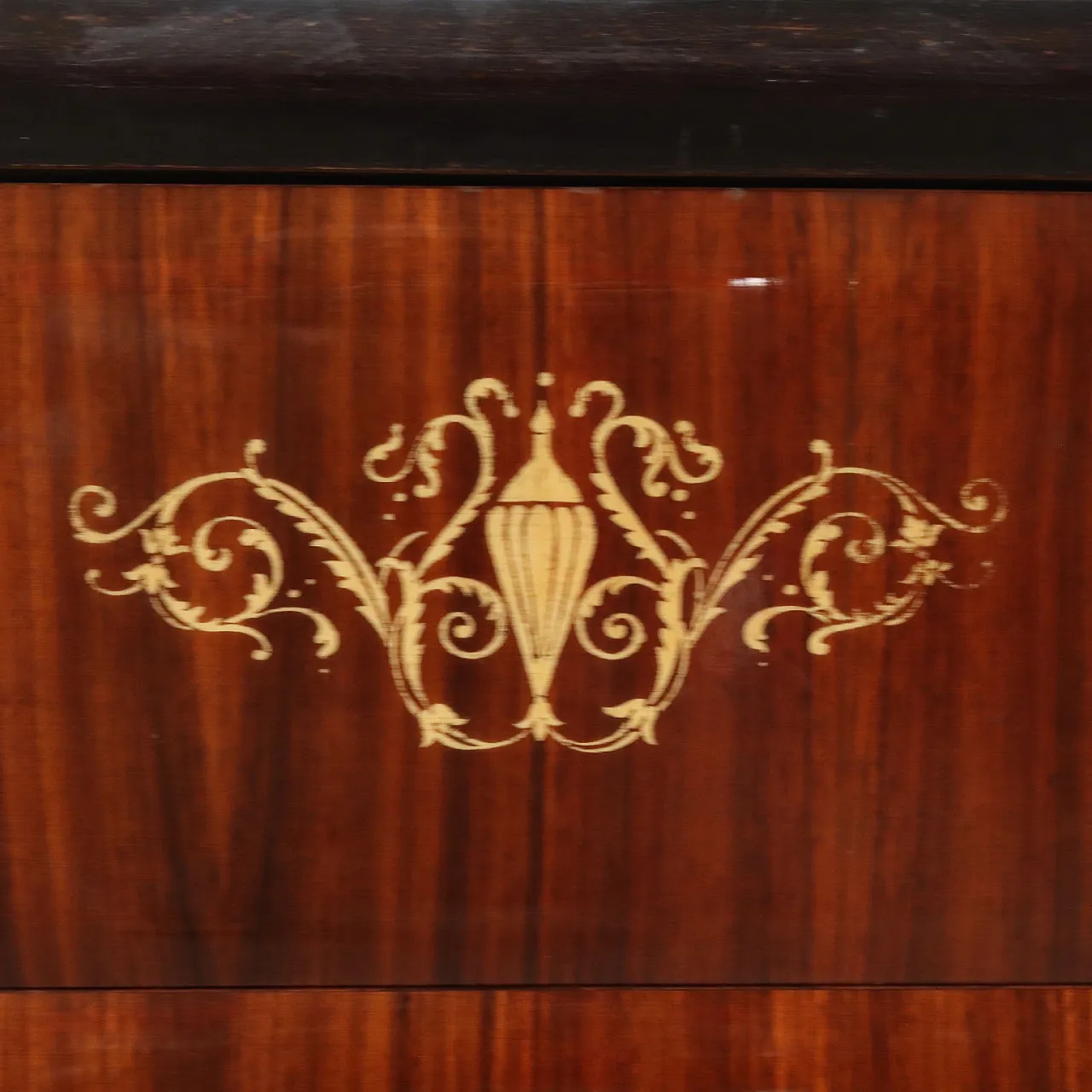 Comò in legno esotico impiallacciato con piano in vetro e specchio, anni '50 6