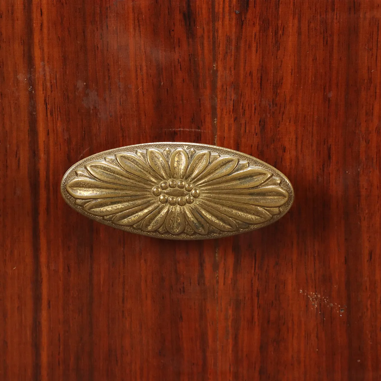 Comò in legno esotico impiallacciato con piano in vetro e specchio, anni '50 7