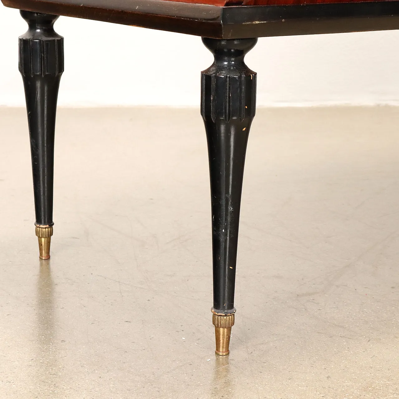 Comò in legno esotico impiallacciato con piano in vetro e specchio, anni '50 8