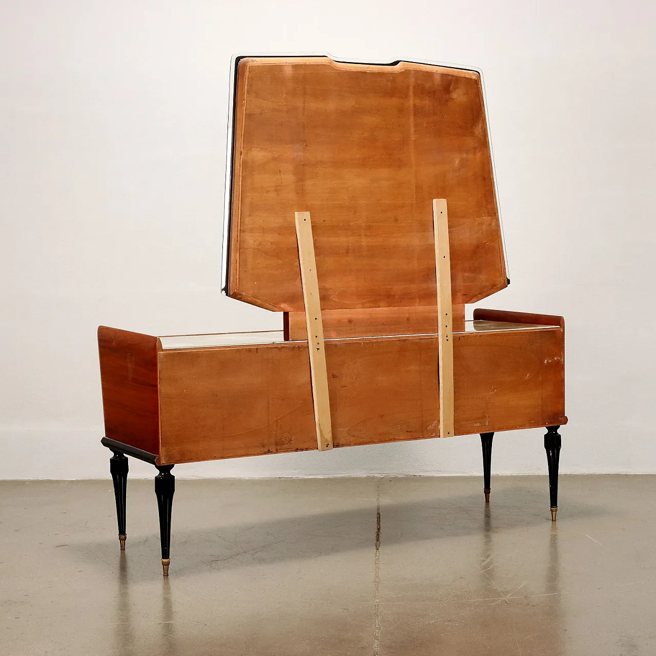 Comò in legno esotico impiallacciato con piano in vetro e specchio, anni '50 9