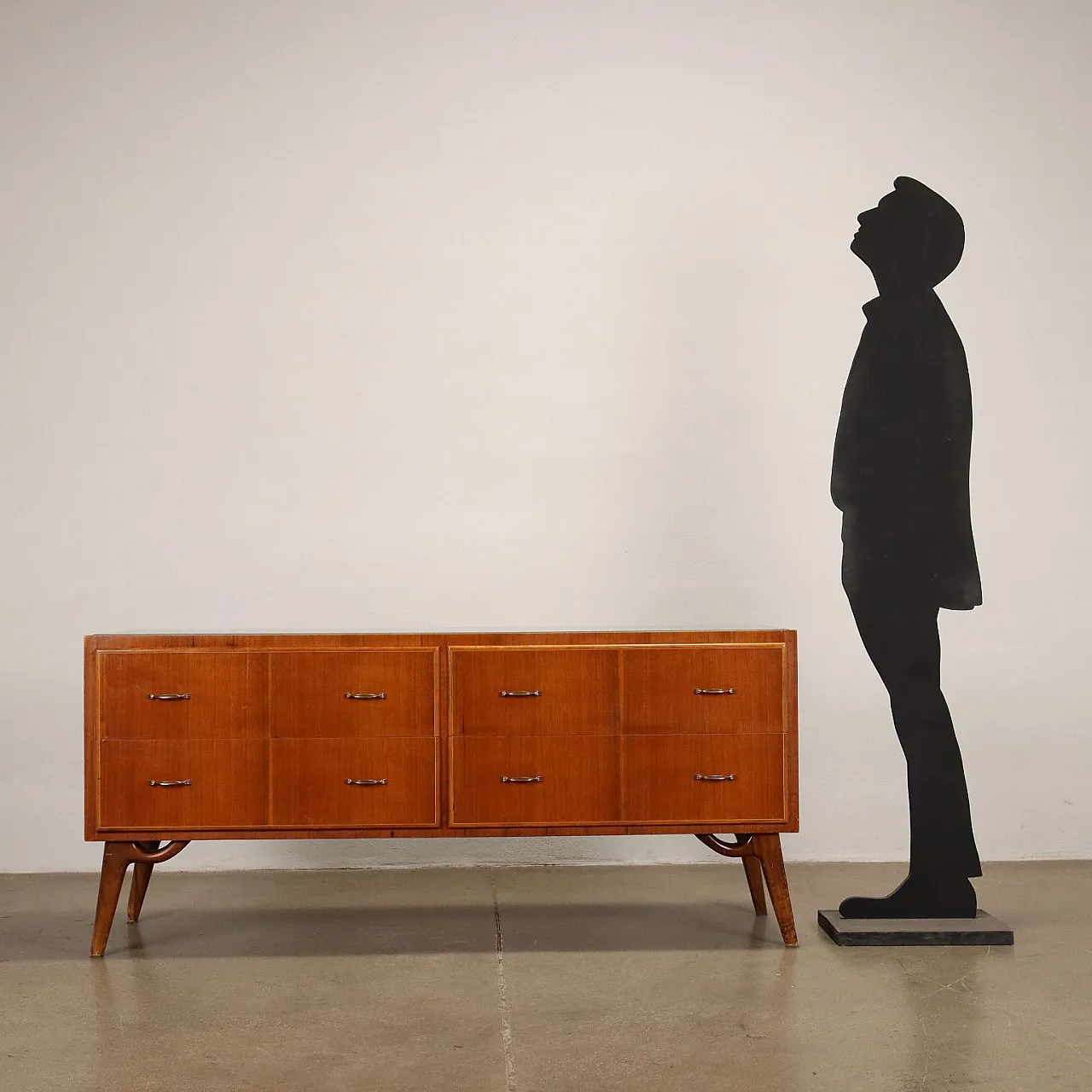 Comò impiallacciato teak con piano in vetro retro trattato, anni '60 2