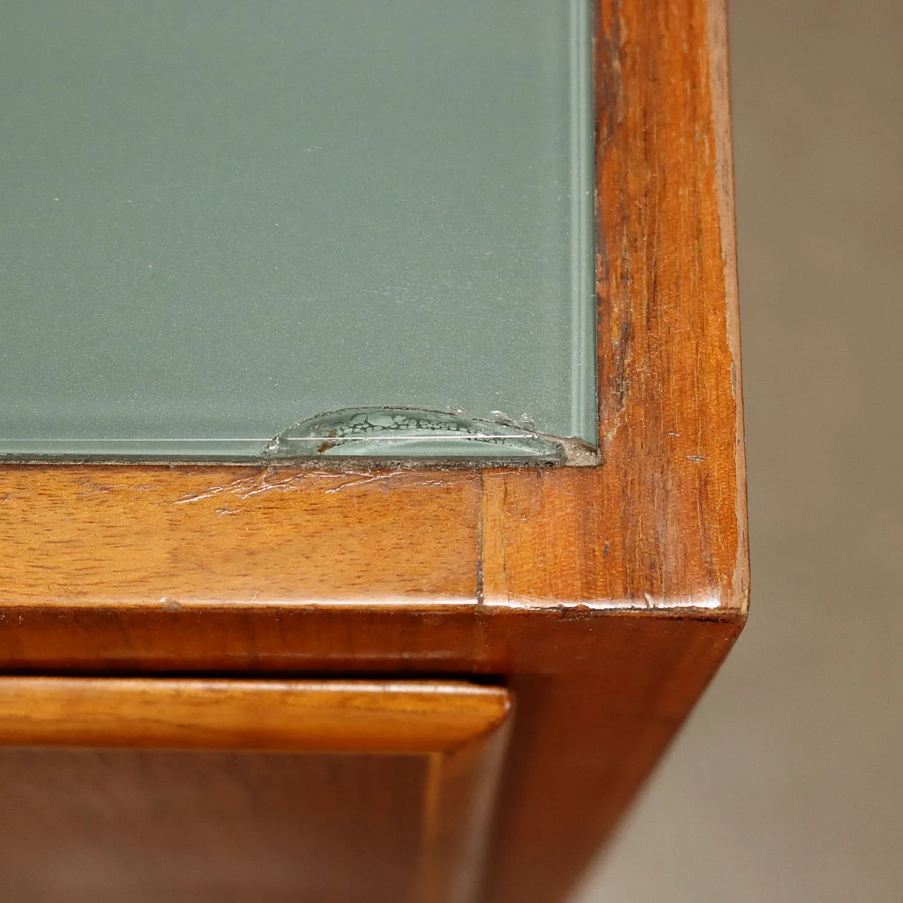 Comò impiallacciato teak con piano in vetro retro trattato, anni '60 4