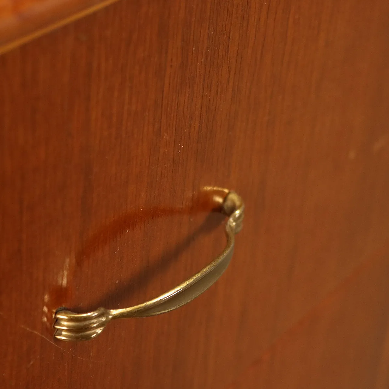 Comò impiallacciato teak con piano in vetro retro trattato, anni '60 6