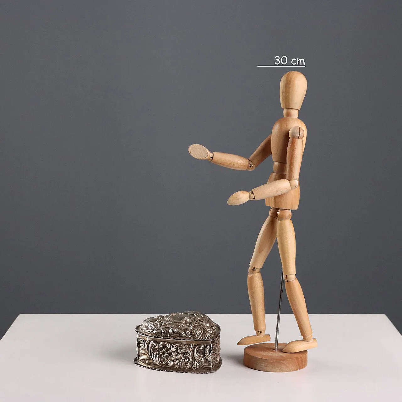 Heart-shaped box in embossed and chiseled silver, 20th century 2