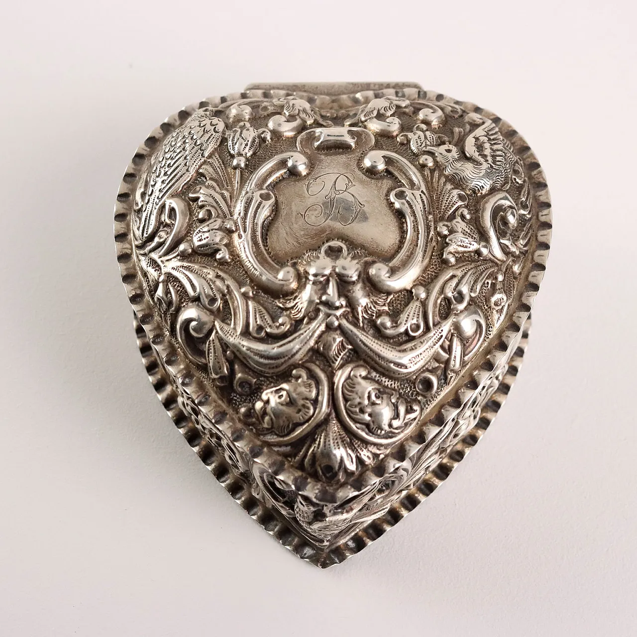 Heart-shaped box in embossed and chiseled silver, 20th century 3