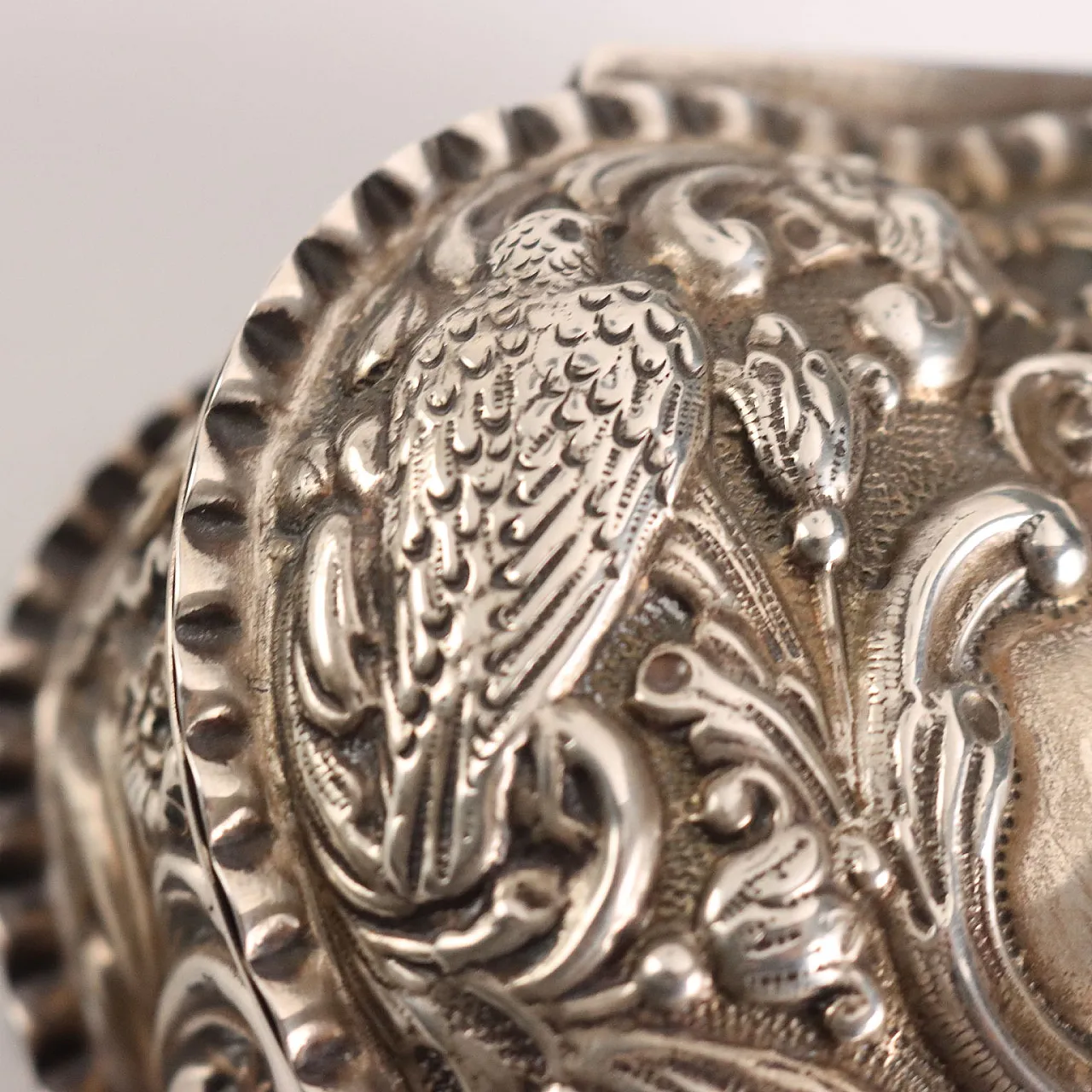 Heart-shaped box in embossed and chiseled silver, 20th century 7