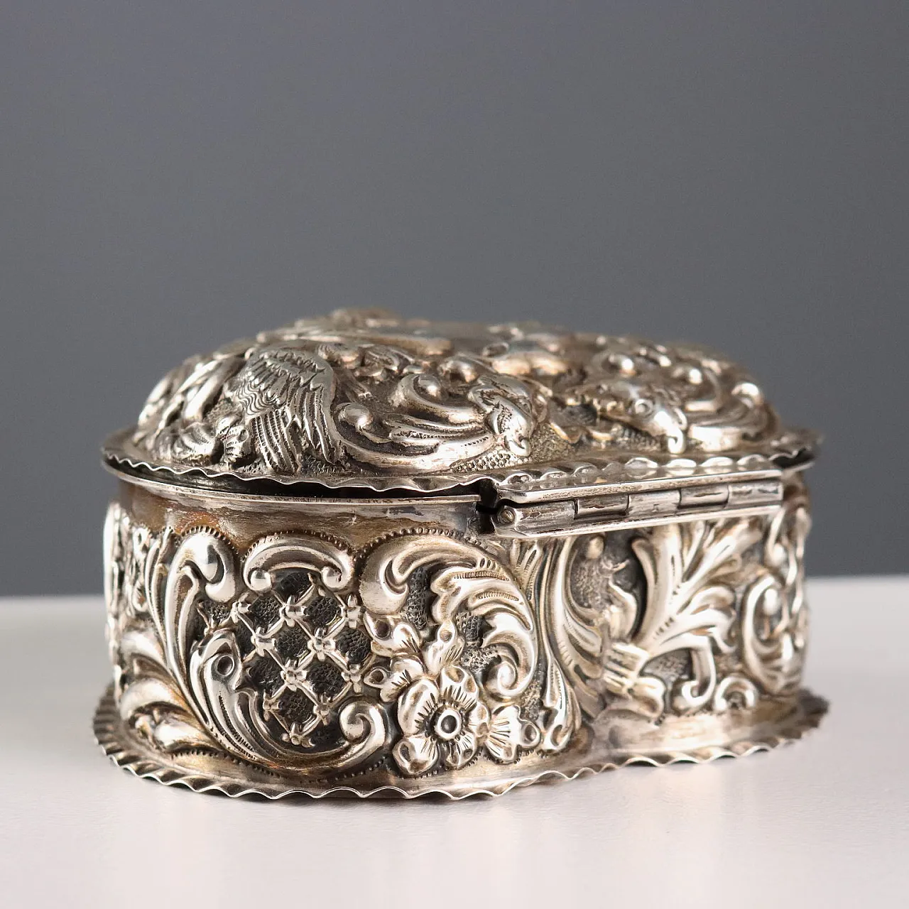Heart-shaped box in embossed and chiseled silver, 20th century 9
