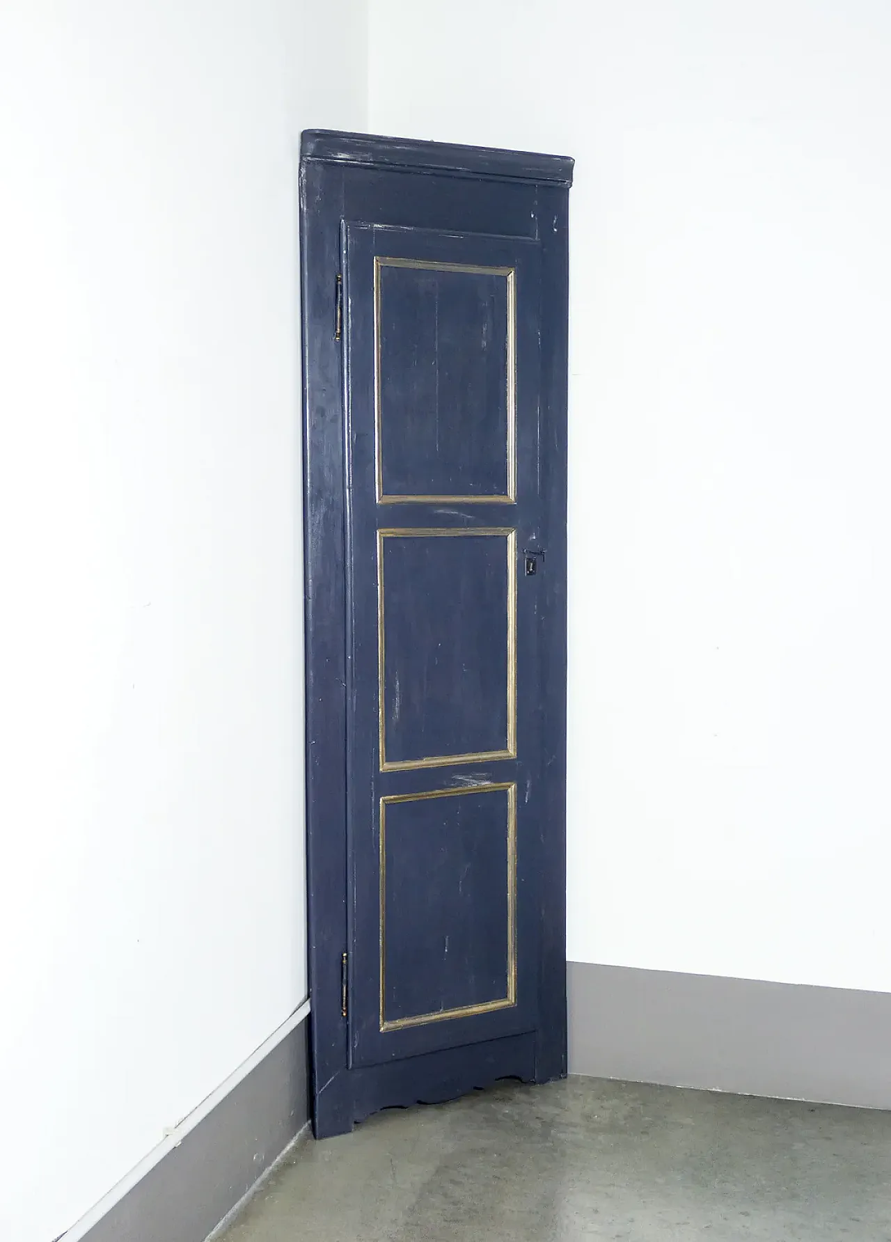 Solid walnut and poplar cornerboard, 19th century 1