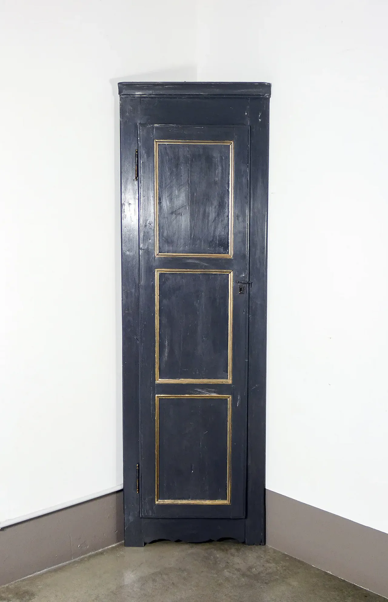 Solid walnut and poplar cornerboard, 19th century 2