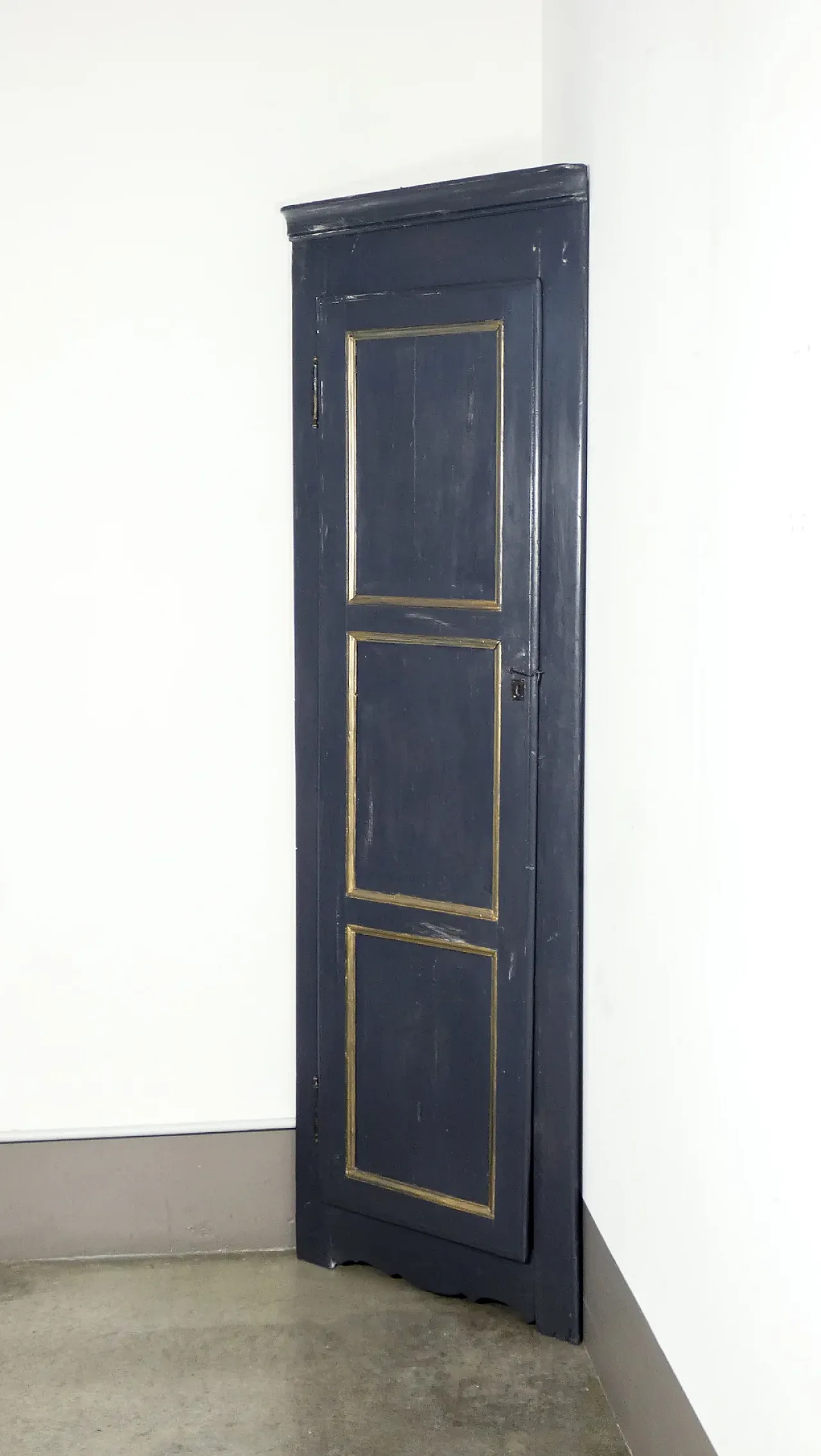 Solid walnut and poplar cornerboard, 19th century 4