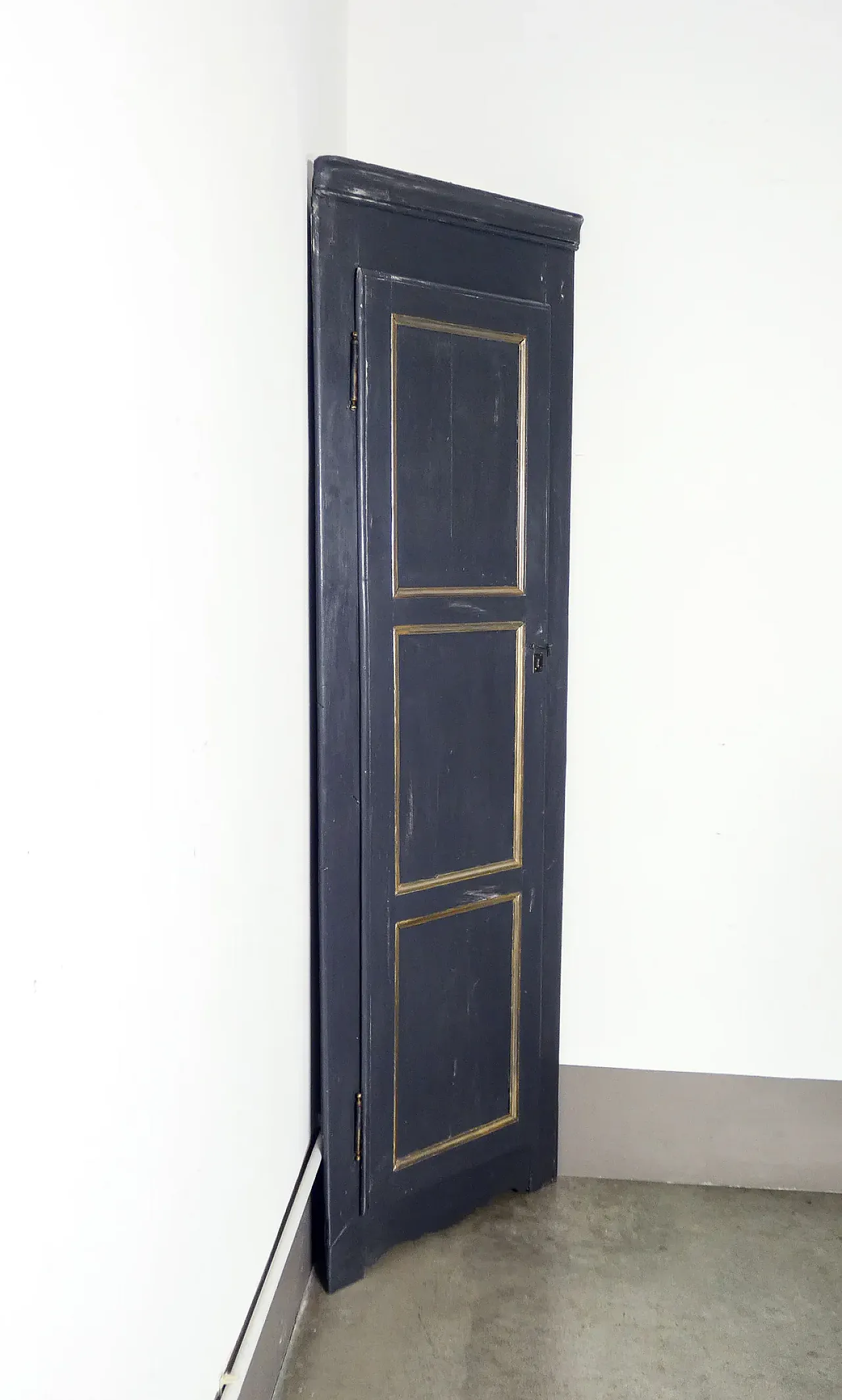 Solid walnut and poplar cornerboard, 19th century 7