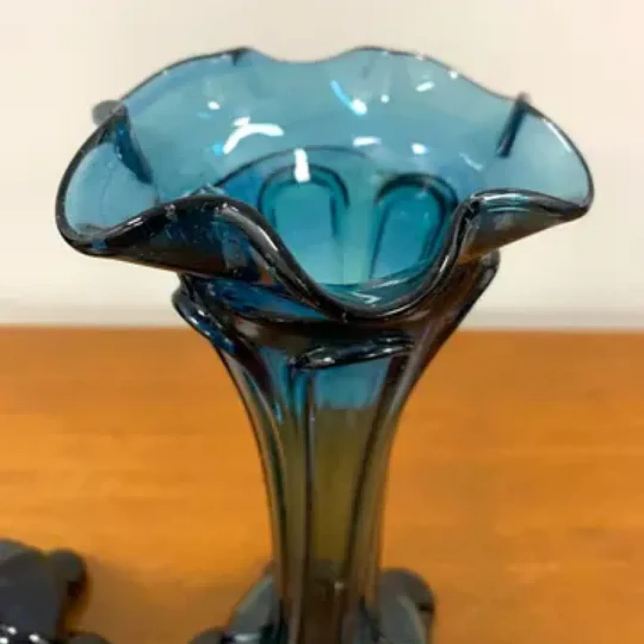 Coppia di vasi in vetro blu, anni '60 7