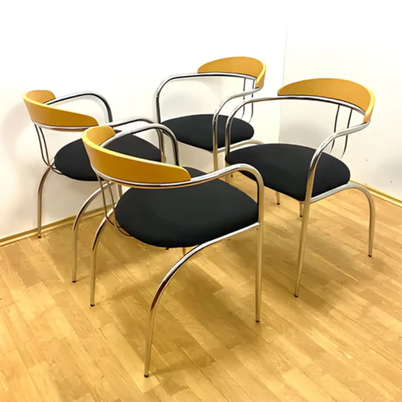 Tavolo da pranzo con 4 sedie in telaio tubolare cromato, anni '70 2