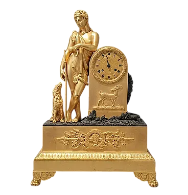 Orologio a pendolo in bronzo dorato con Diana cacciatrice, '800