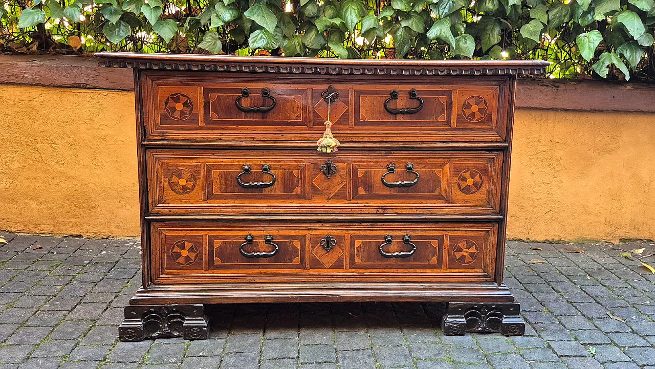 Comò canterano intarsiato in legni diversi, '600 1